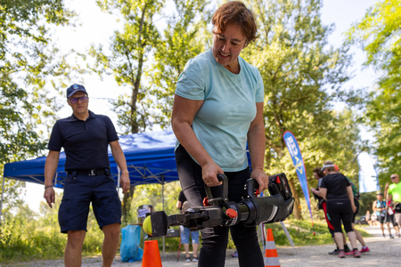 Pot ob reki, ki povezuje (12)